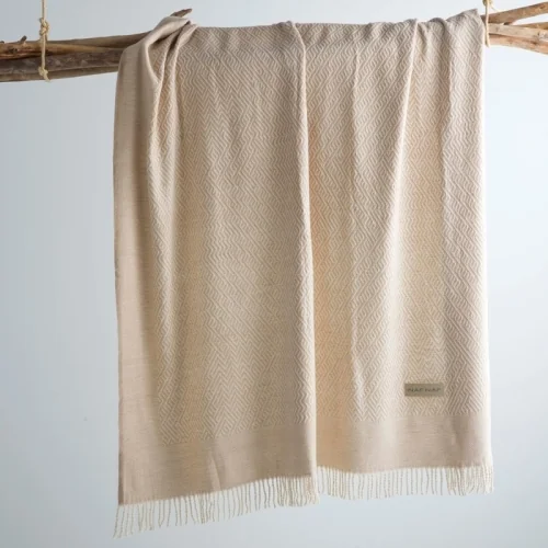 Couverture à carreaux beige Naf Naf Cissé